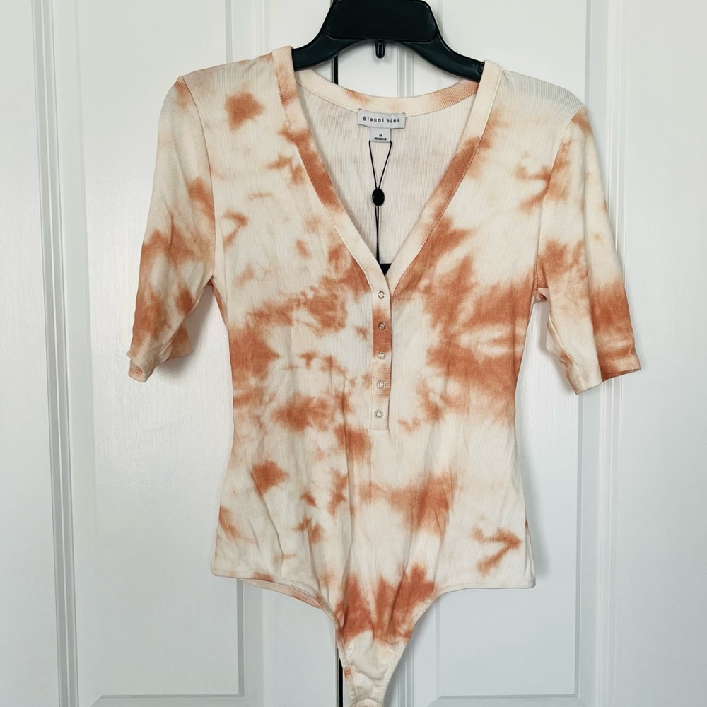 Knit Henley Bodysuit in Tan Tie Dye size Medium NWT Gianni Bini